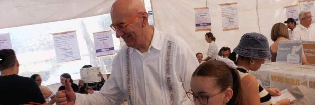 Dante Delgado, El líder nacional de Movimiento Ciudadano ejerce su voto en Xalapa, Veracruz, junto a su familia
