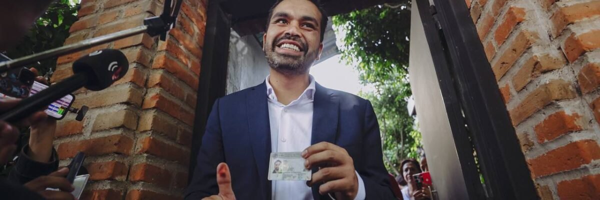 Jorge Álvarez Máynez vota en la colonia Condesa entre incomodidades y gritos de votantes